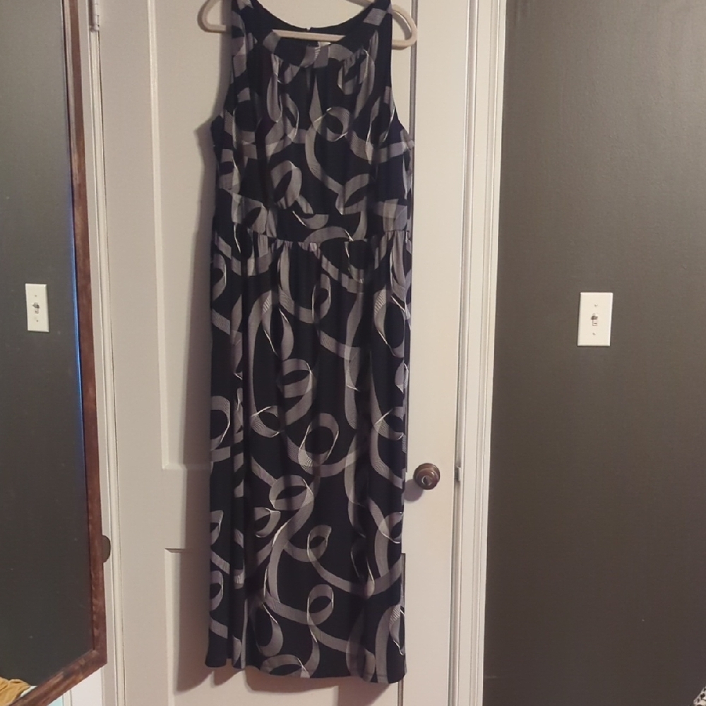 Chic Women's Black and White Patterned Maxi Dress